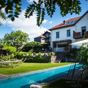 https://le-clos-des-sens.hotels-rhonealpes.com